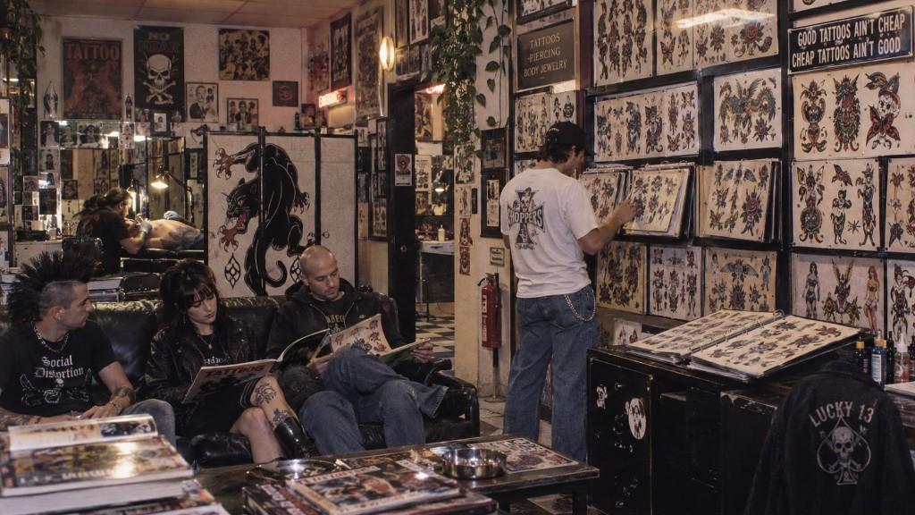 El tatuaje antes de Instagram: clientes eligiendo diseños en la pared flash